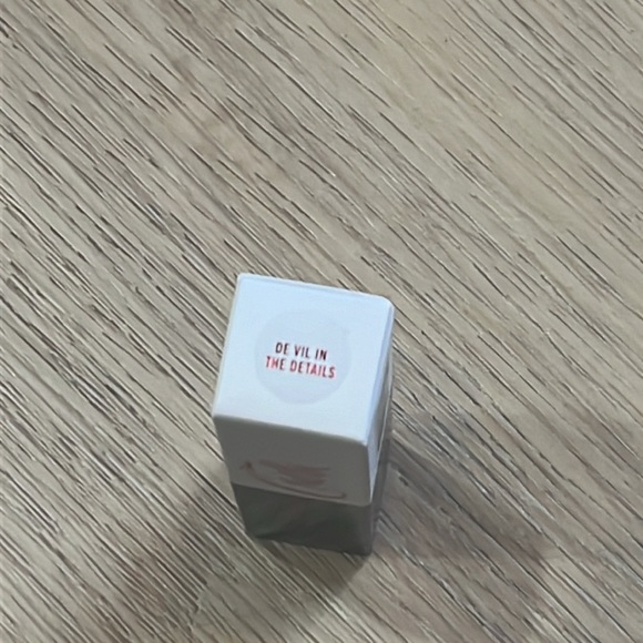 LE Mac Disney Cruella Matte Lipstick - Bright Red - Picture 4 of 6